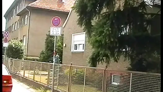 Kıllı sarışın piliç açık havada amını havuçla dolduruyor