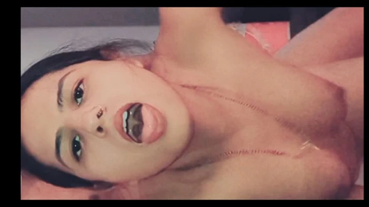 Latika domaltarak büyük yarağı amının azgın yüzüne alıyor