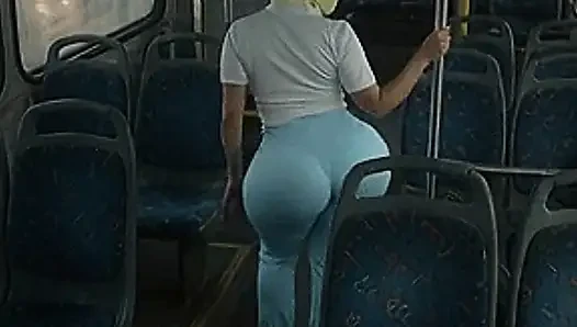 Minyon büyük götlü kız otobüste açık mavi taytla twerk yapıyor