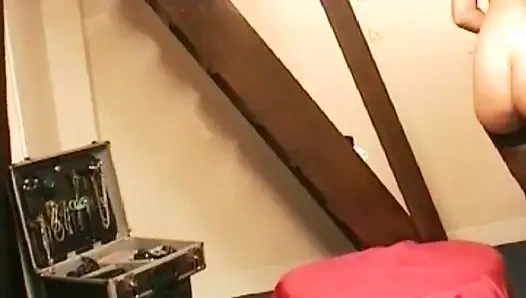 Соблазнительная французская сучка в чулках связана и жестко отшлепана