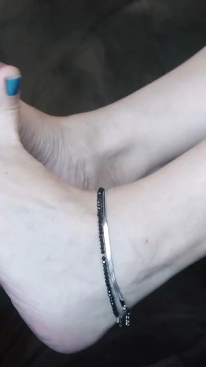 Orta yaşlı seksi kadın kış öğleden sonra yoğun ayakla mastürbasyon yapıyor!