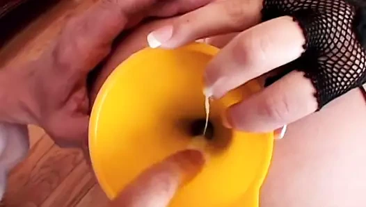 Kinky sürtük horoz berbat iken onu amını büyük bir oyuncakla becerdin alır