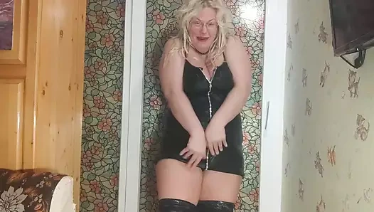 Joi ve boşalmak geri sayım içinde siyah lateks