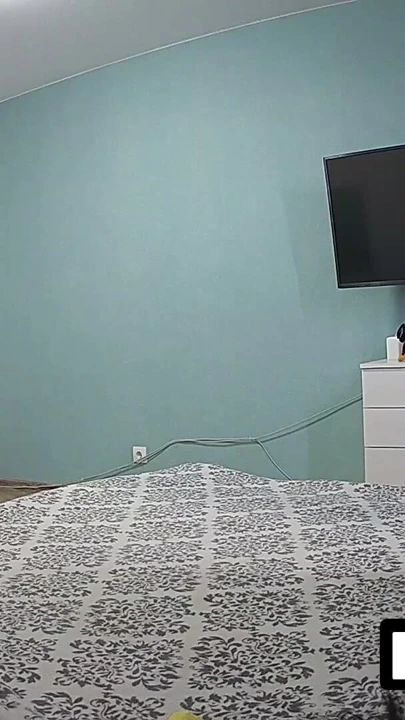 LUUV. İki kız oda temizliğini hizmetçi üniformalarıyla zarif gerçek bir amatör filme dönüştürüyor | Klip 2