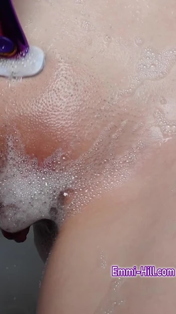 Тинка показывает свое худенькое тело и бреет свою киску