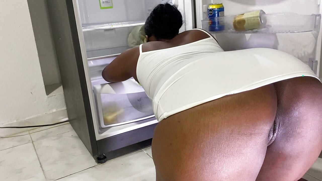 Hizmetçi buzdolabını temizlerken külotlu çorap giymediğini görünce patron
