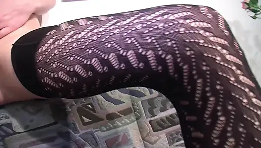 Çoraplı esmer Alman sürtük turuncu dildoyla kendini sikiyor