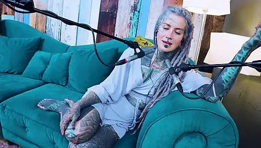 U hakkında konuşuyorum - rahatsız - asmr podcast sfw konuşuyor gotik sıska kız dreadlocks dövmeli model dövmeli kız