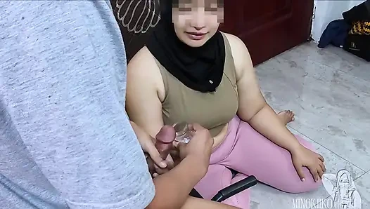 Asyalı tesettürlü fitness kızı ekstra protein almak için sakso çekiyor - minokiiko