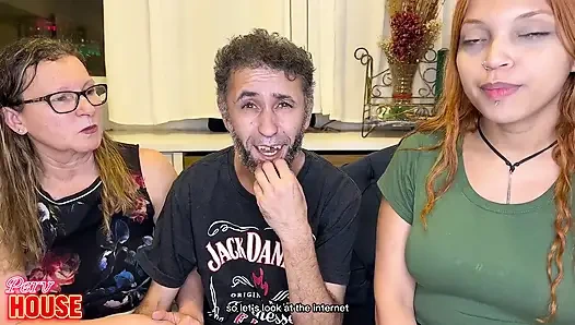 Kişisel Antrenör Evli Bir Kadınla Ilişkiye Girerken, Yaşlı Bir Kadın Da Aldatılan Kocanın Penisini Emiyor