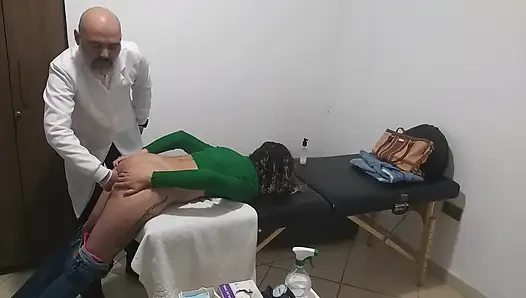 Gerçek doktor hastanın götünü ve göğüslerini muayene ediyor.