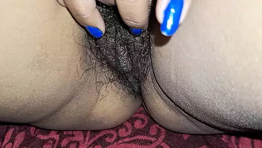 Seksi Suman ateşli amcık kremsi amcıkla gösteriyor ve parmaklıyor