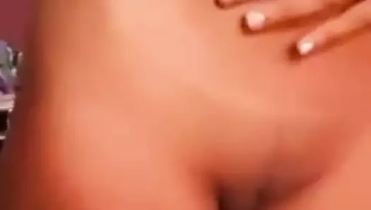 Kolombo dövme güzellik çıplak vücudunu gösteriyor