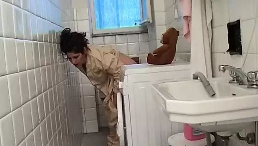 Seksi ev hanımı duşta mastürbasyon yapıyor çünkü o şaşırıyor ve sopa için büyük bir yarak ile vahşi sekse davet ediliyor