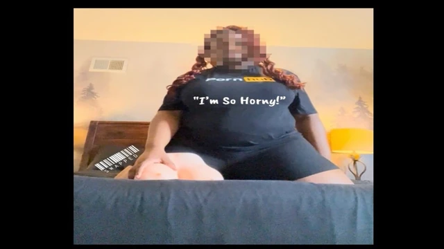 Возбужденная американка обменивает ее моей подушкой на ветрые сиськи!