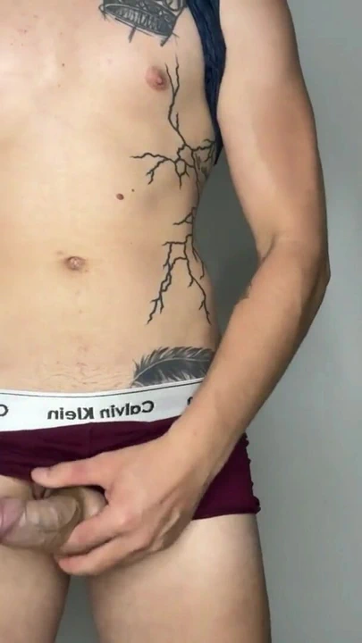 "Ateşli adam büyük bir boşalmayı inlerken büyük bir yarağa mastürbasyon yapıyor - İspanyolca porno"