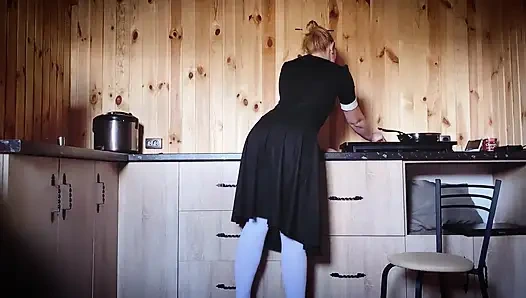 Büyük götlü seksi hizmetçi temizlik yaparken sikiliyor