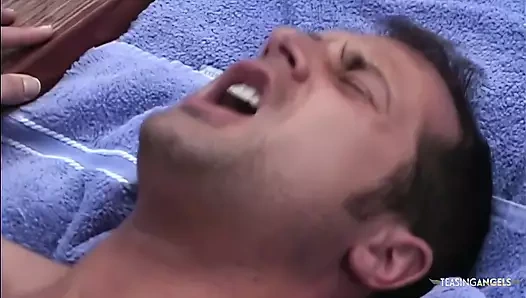 Kimberly Kame'nin güzel meme uçları var ve yarağa binmeyi seviyor