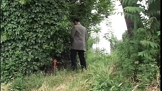 Vahşi genç erkek avcısı sert yarağı alıyor