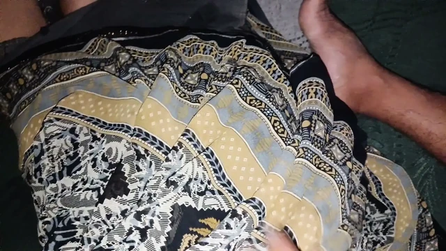 Malik, işçisini Kiwi Ko köpek köpeğine yaptı ve biwi ghar nahi thi yaptı, böylece badi gan ko hi pail diya sürücünün karısının büyük poposu dekh kar la