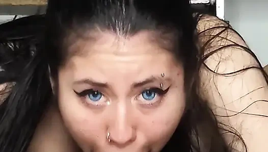 18 yaşındaki azgın bebeğin sıkı ve ıslak amına boşalma - amatör dölleme