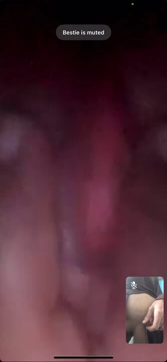 Üstün üniversite öğrencisi erkek arkadaşıyla görüntülü görüşmede mastürbasyon yapıyor