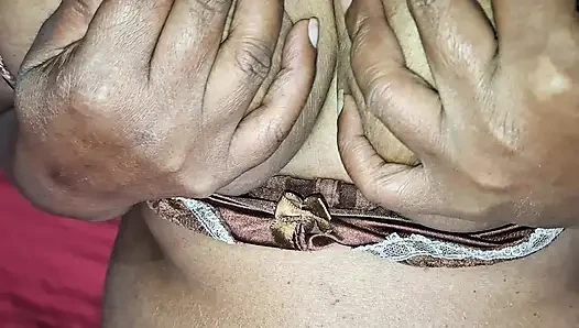 Asyalı orta yaşlı seksi kadın striptizci olarak çalışıyor