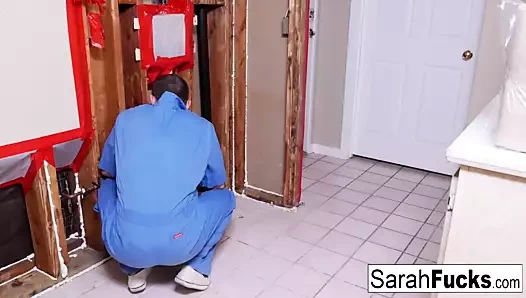 Seksi milf sarah öder ona tesisatçı ile ona sıkı kedi