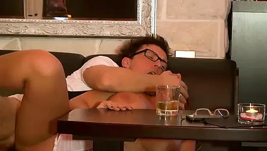 Ateşli Alman Orta Yaşlı Seksi Kadın Göğüslerini Azdırıyor Ve Vahşice Sikişiyor