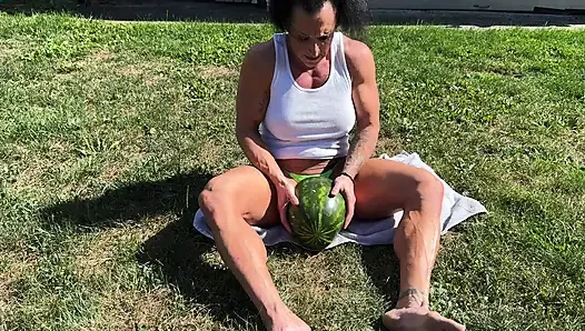 Kaslı orta yaşlı seksi kadın kandys karpuz ezme hakimiyeti