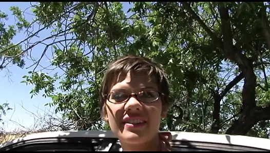 Kısa saçlı fahişe mükemmel vücuduna kalın döl püskürtüyor