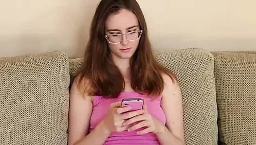Azgın üvey anne üvey kızına lezbiyen seksi öğretiyor