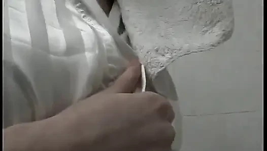 Sarışın bebek patlayıcı orgazm için parmaklarken süt fışkırtıyor