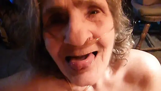 Emebileceğimiz ve ağızla kocamın yarağını sikebileceğimiz kızlara yardım etmek istiyorum onun dölünü paylaşmak zorundayız