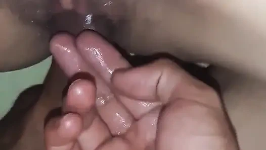 Üvey kız kardeşim hiç fışkırtmamıştı ve onu arka arkaya iki kez sikiyorum ne harika bir fışkırtma