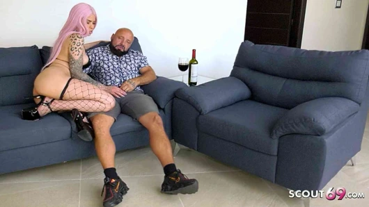 Mürekkepli pembe saçlı latin kaltak Penny Unicorn prezervatifsiz yaşlı Alman erkeklerle seks yapıyor