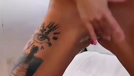 Çok dik sarışın ile büyük silikon memeler mastrubate üzerinde web kamerası