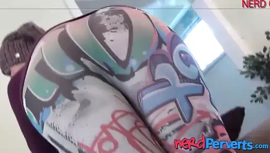 Sarışın muazzam bir kıçına sahiptir ve gerçeklik pornosunda kullanır