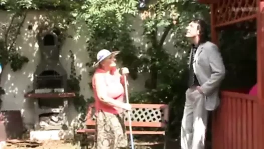 bahçedeki büyükanne