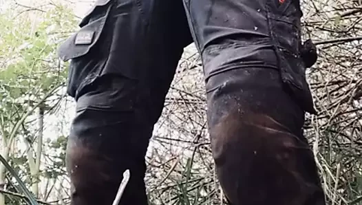 Scallyoscar işten sonra sıcak bir günde bir gölün yanında işemek, çok azgın