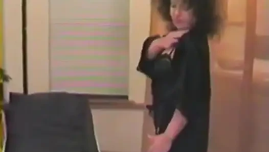 Bu yaşlı esmerden edepsiz dildo eylemi