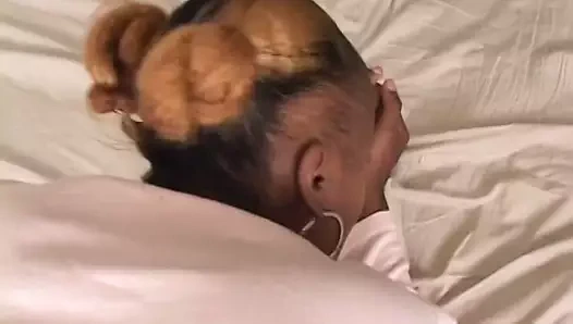 Sarı saçlı küçük yarak emen zenci kız bakış açısı tarzında büyük zenci topuzu ile cilalanıyor