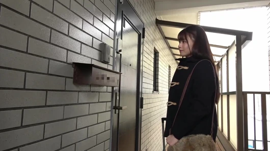 Ahlaksız genç üvey kız kardeş üvey erkek kardeşinin dairesini ziyaret ediyor. 2