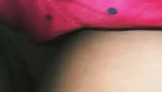 Tamil sürtük annesiyle battaniyenin altında eğleniyor