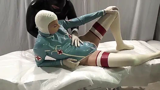 Lateks Danielle - hasta doktoru muayene ediyor ve doktor kendisiyle oynuyor 2angle
