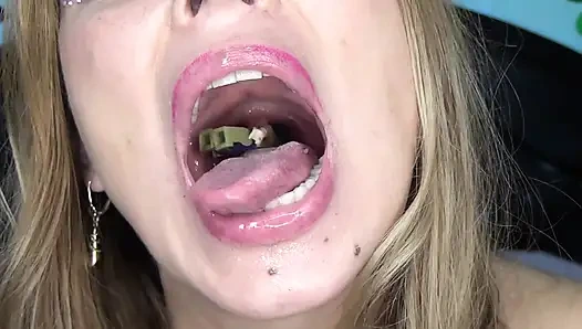 Harika!! Süper büyük hulk yutuyor