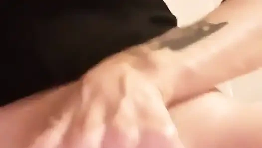 Banyoda ayakta işiyor