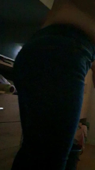 Büyük götlü Rumen kız partiden sonra kot pantolonla seks yapıyor