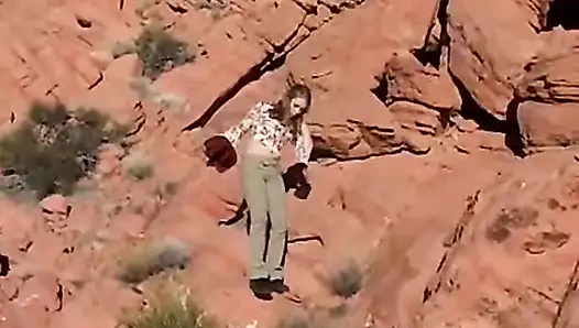 Yalnız sarışın genç kız Küçük April orgazm oluyor