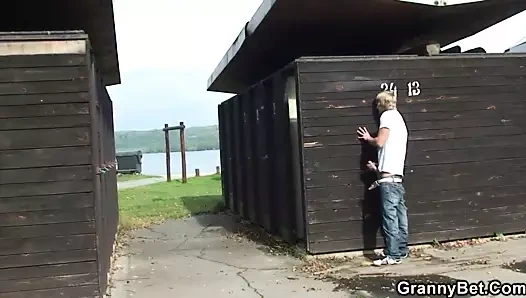 O halka açık onu eski kedi çivi